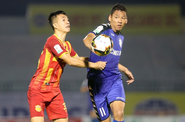 B.Bình Dương nghẹt thở vượt qua Nam Định - 2 Vua phá lưới V-League 2017 bị chăm sóc khá kỹ (ảnh: Anh Hải)