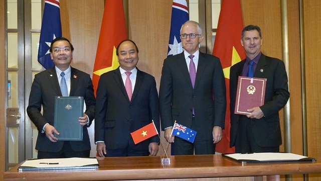 Bộ Khoa học và Công nghệ ký ghi nhớ hợp tác với hai Tổ chức hàng đầu của Australia - 1
Bộ trưởng Chu Ngọc Anh ký Bản ghi nhớ hợp tác với Tổ chức Nghiên cứu Khoa học và Công nghiệp Australia – CSIRO với sự chứng kiến của Thủ tướng Việt Nam Nguyễn Xuân Phúc và Thủ tướng Australia Malcolm Turnbull.