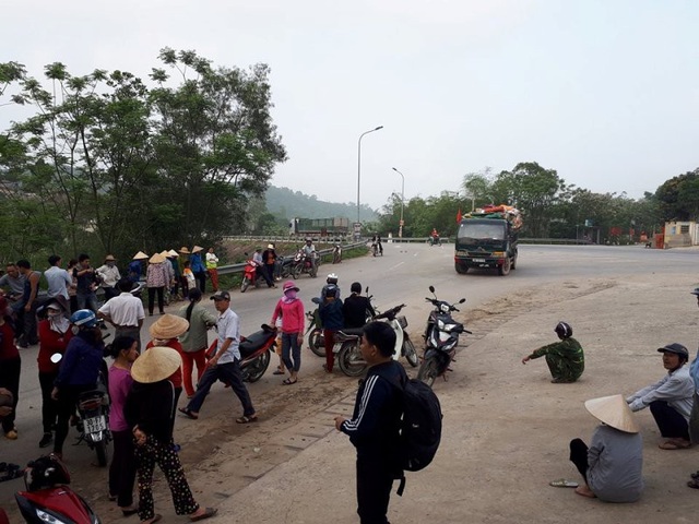 Vụ dân chặn bãi rác vì ô nhiễm: Huyện xin lỗi dân vì cấp dưới yếu kém - 1 Vào ngày 17/3 vừa qua người dân đã chặn không cho xe chở rác vào bãi rác để phản đối tình trạng ô nhiễm tại bãi rác này