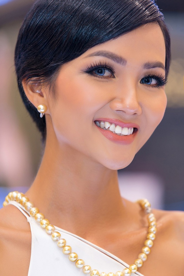 Hoa hậu H’hen Niê tỏa sáng sau nhiều lần "bị chê" vì lỗi trang điểm - 2 Đặc biệt với hình ảnh mới nhất, H’hen Niê thật sự tỏa sáng, cô đã khắc phục được lỗi trang điểm trước đây thường do ảnh hưởng từ làn da đặc trưng.