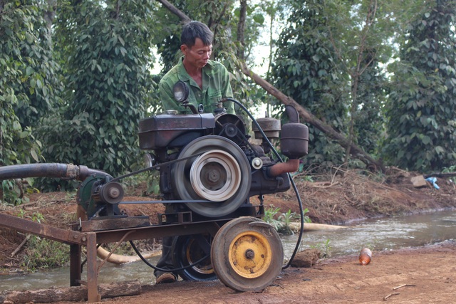 Người dân trắng đêm "giành"... nước tưới - 6 Những chiếc máy nổ dùng để tưới cà phê, tiêu