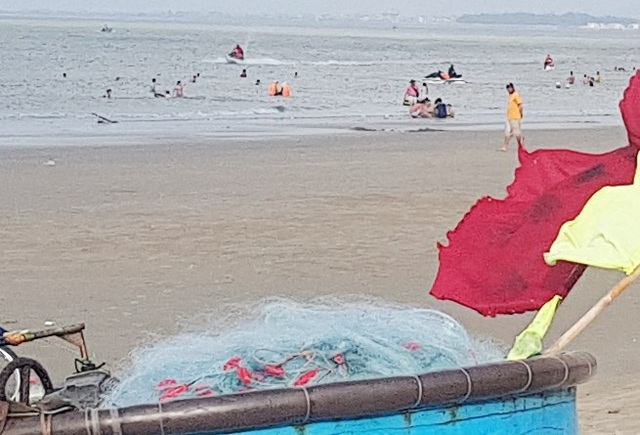 Một ngư dân bị lưới cuốn xuống biển tử vong - 1 Lưới cụ cuốn chân ngư dân Lợi vào và lôi cả người nạn nhân xuống biển, sau đó ngư dân đáng thương này đã tử vong do không bơi được và ngạt nước