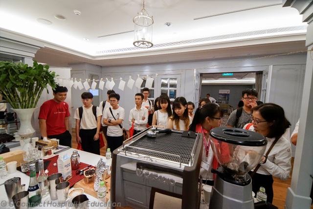 Tìm hiểu nước Úc hiện đại và đáng sống tại Triển lãm Du học T.H.E. Education Fair 2018 - 4
Quầy học Pha chế cà phê (Barista) / Pha chế thức uống (Bartender) thu hút sự tham gia của nhiều bạn học sinh/ sinh viên tại G’Connect Hospitality Education Fair 2017