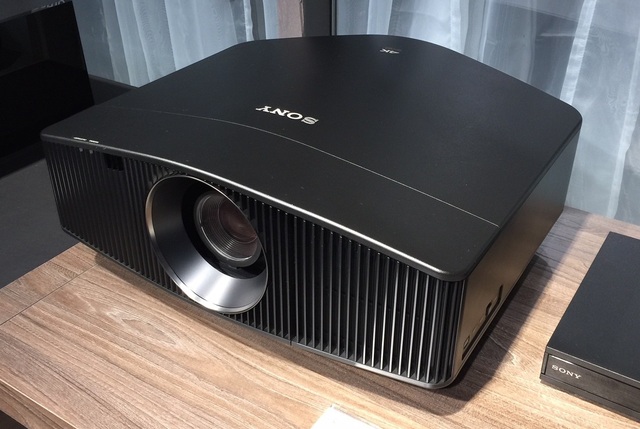 Sony bán máy chiếc 4K HDR giá 500 triệu đồng tại Việt Nam - 1 Sony VPL-VW760ES