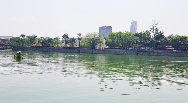 Ngắm cảnh đẹp miên man dòng sông Hương từ thuyền rồng - 1 Cuộc du ngoạn dòng sông Hương bắt đầu từ buổi sáng