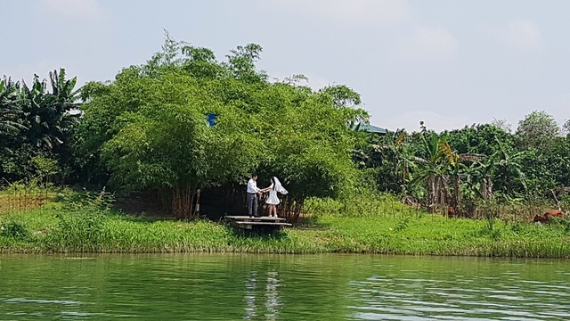 Ngắm cảnh đẹp miên man dòng sông Hương từ thuyền rồng - 17 Một cặp đôi chụp ảnh cưới bên bờ sông thơ mộng