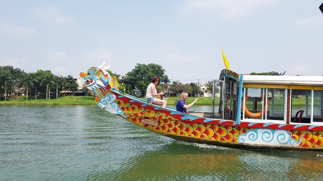 Ngắm cảnh đẹp miên man dòng sông Hương từ thuyền rồng - 18 Khách Tây rất thích thú đi dạo bằng thuyền rồng trên sông Hương để tận hưởng hết vẻ đẹp thiên nhiên Huế