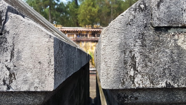 Bí ẩn về lăng mộ của vị vua Nguyễn - 12 Lăng của vua Gia Long nằm bên phải nhìn từ ngoài vào có các cạnh và phần chân đế nhỉnh hơn một vài phân so với lăng Thuận Thiên Cao Hoàng Hậu nằm kế bên
