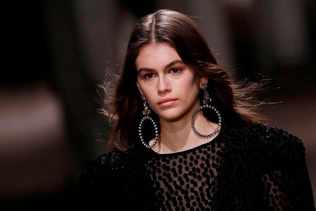 Mốt khuyên tai “khủng” gây sốt trở lại - 3 Người mẫu Mỹ Kaia Gerber đeo đôi khuyên tai vòng tròn to bự tại Tuần lễ Thời trang Paris.