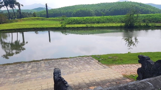 Bí ẩn về lăng mộ của vị vua Nguyễn - 17 Rồng ở bậc đá lăng Thiên Thọ Hữu nhìn về cặp Trụ biểu đằng xa - được ví như ngọn đuốc dẫn linh hồn con người về với cõi vĩnh hằng