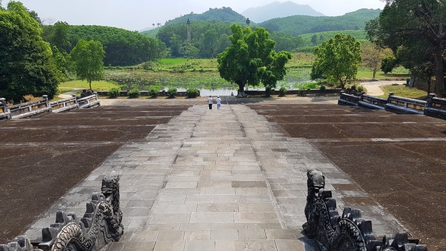 Bí ẩn về lăng mộ của vị vua Nguyễn - 21
Gia Long là vị hoàng đế đầu tiên trong lịch sử Việt Nam cai quản một đất nước thống nhất từ nam vào bắc sau hơn 200 năm chia cắt. Vua Gia Long có tên húy là Nguyễn Phúc Anh, miếu hiệu Thế Tổ, trị vì từ 1802 đến 1820. Vua sinh ngày 15 tháng Giêng năm Nhâm Ngọ (08/02/1762) mất vào ngày 19 tháng Chạp năm Kỷ Mão (03/02/1820).