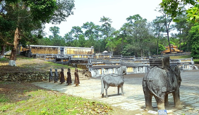Bí ẩn về lăng mộ của vị vua Nguyễn - 20 Hoàng đế Gia Long không chỉ là người thống nhất đất nước về mặt lãnh thổ và kiện toàn bộ máy hành chính từ trung ương đến địa phương, mà còn đặt nền móng việc phát triển kinh tế, luật pháp, văn hóa, xã hội… bằng nhiều hoạt động và chính sách cụ thể, đặc biệt là bộ Hoàng Việt Luật Lệ (luật Gia Long), quy hoạch xây dựng Kinh đô Huế và tiếp tục xác lập chủ quyền của Việt Nam đối với quần đảo Hoàng Sa và Trường Sa.