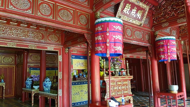 Bí ẩn về lăng mộ của vị vua Nguyễn - 5 Minh Thành nghĩa là “sự hoàn thiện rực rỡ”. Bên trong điện Minh Thành, ngày trước có thờ nhiều kỷ vật gắn bó với cuộc đời chinh chiến của vua Gia Long như cân đai, mũ, yên ngựa.