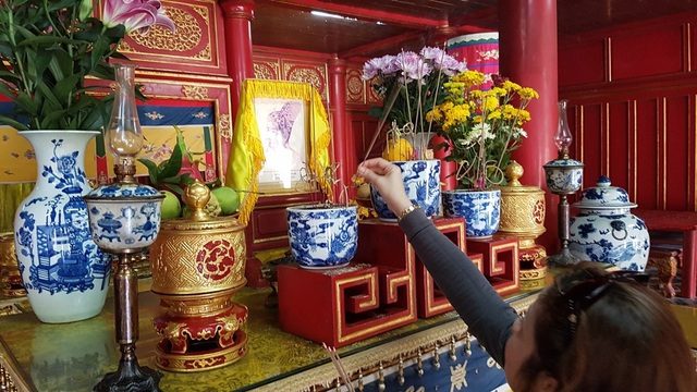 Bí ẩn về lăng mộ của vị vua Nguyễn - 6 Du khách thắp hương lên cho ngài Gia Long. Chinh chiến sau nhiều năm, đánh bại triều Tây Sơn (1788-1801), ngài lên ngôi hoàng đế năm ngày mùng 2 tháng Năm năm Nhâm Tuất (01/06/1802), lập nên triều Nguyễn, thống nhất đất nước và đóng đô ở Phú Xuân (là cố đô Huế ngày nay). Tháng 3/1804, vua đặt quốc hiệu Việt Nam