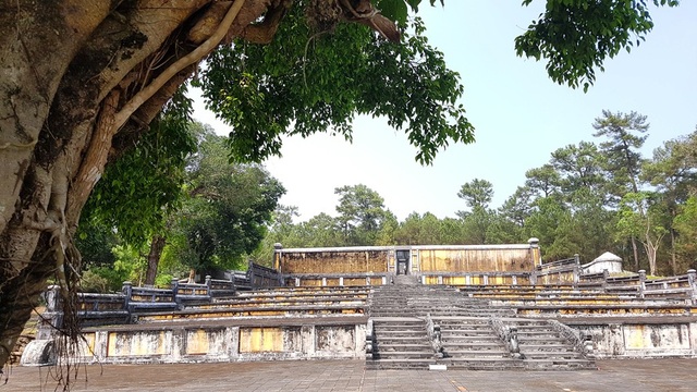 Bí ẩn về lăng mộ của vị vua Nguyễn - 8 Bửu Thành nơi chôn cất lăng vua và Hoàng hậu Thừa Thiên. Có 7 cấp sân tế dẫn lên Bửu Thành