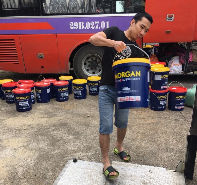 Kiểm tra xe khách phát hiện hàng ngàn lít dầu nhớt không rõ nguồn gốc - 1 Kiểm tra chiếc xe khách, tổ công tác phát hiện hàng ngày lít dầu nhớt không có hóa đơn, chứng từ chứng minh nguồn ngốc xuất xứ.