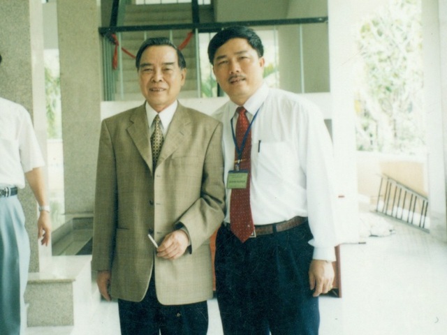 
Ông Nguyễn Văn Đệ chụp ảnh lưu niệm cùng nguyên Thủ tướng Phan Văn Khải
