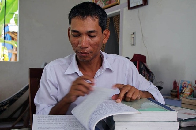 Giấc mơ công chức của chàng trai bán vé số dạo - 1
Sau giờ bán vé số, Kim Thái thường xuyên nghiên cứu tài liệu Ảnh: PV