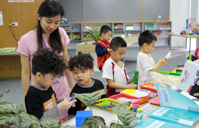 "Quá thất vọng vì đề xuất tăng lương giáo viên và miễn học phí THCS bị hủy bỏ" - 2
Giáo viên không chỉ được hưởng mức lương cao nhất trong hệ thống thang bảng lương, mà còn cần phải có thang bảng lương đặc thù dành riêng. (Ảnh: minh họa)