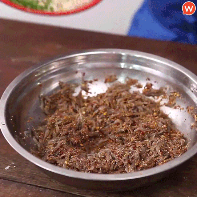 Rùng mình 4 món ăn tươi sống vẫn “ngoe nguẩy” trong miệng - 2 Món Tép nhảy được người Thái gọi là Goong Ten có nguồn gốc từ Isan, thuộc vùng Đông Bắc Thái Lan