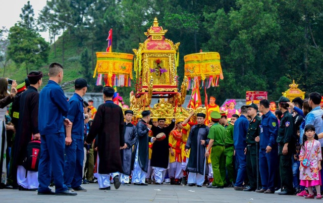 Biển người đội mưa dự Lễ khai hội đền Cửa Ông 2018 - 8 Trước đó vào chiều cùng ngày 18/3, nghi lễ Đức Ông vi hành cũng đã diễn ra.