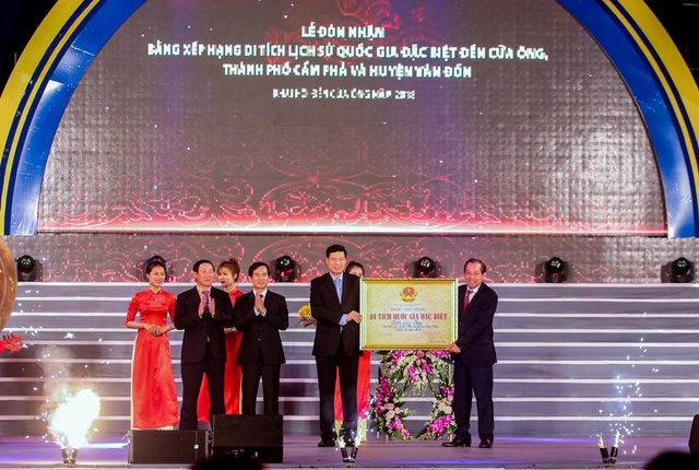 Biển người đội mưa dự Lễ khai hội đền Cửa Ông 2018 - 5 Phó thủ tướng thường trực Trương Hòa Binh trao Bảng xếp hạng Di tích quốc gia đặc biệt