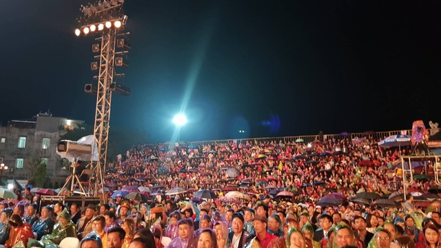 Biển người đội mưa dự Lễ khai hội đền Cửa Ông 2018 - 3 Cả đại biểu cùng người dân đều mặc áo mưa và che ô dự Lễ hội đền Cửa Ông