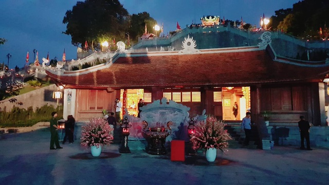 Biển người đội mưa dự Lễ khai hội đền Cửa Ông 2018 - 7 Đền Cửa Ông lung linh về đêm