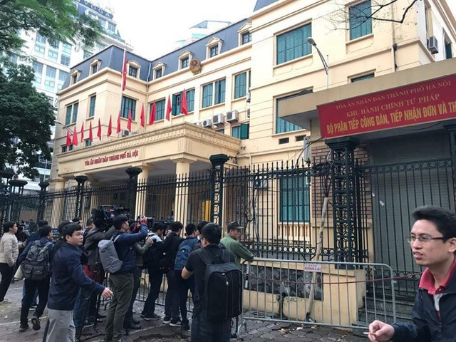 Ông Đinh La Thăng cùng đồng phạm hầu tòa trong vụ PVN thiệt hại 800 tỷ đồng - 3
Nhiều phóng viên các báo đài đã có mặt bên ngoài trụ sở TAND TP Hà Nội từ sớm để tác nghiệp