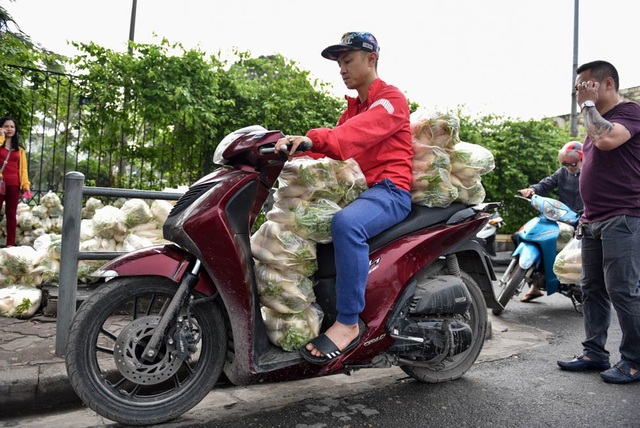 Dân Hà Nội "giải cứu" củ cải ế giúp nông dân - 11
Có người không thể tới tận nơi mua củ cải, thành viên nhóm giải cứu lại phải vào vai vận chuyển.