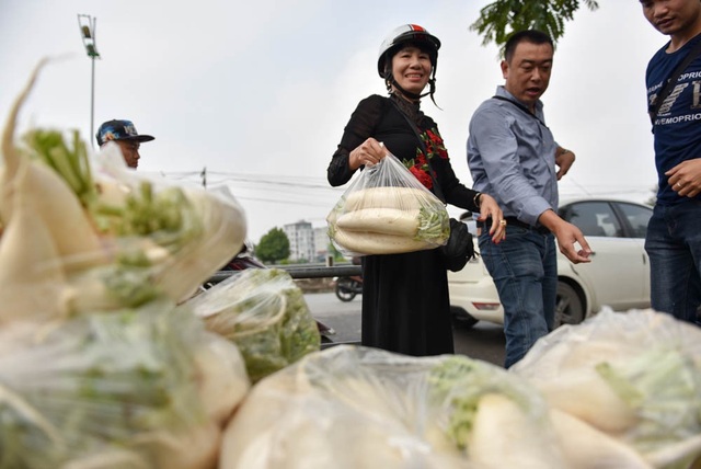 Dân Hà Nội "giải cứu" củ cải ế giúp nông dân - 9
Những người tới mua củ cải đều tỏ ra vui vẻ vì vừa mua được thực phẩm ngon, vừa giúp được người nông dân lúc khó khăn.