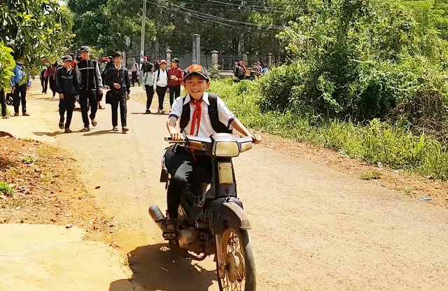 Đắk Nông: Học sinh đeo khăn quàng đỏ vô tư điều khiển xe máy tới trường - 7 Đắk Nông: Học sinh đeo khăn quàng đỏ vô tư điều khiển xe máy tới trường - 7
