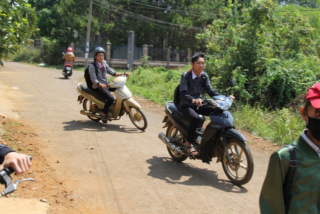 Đắk Nông: Học sinh đeo khăn quàng đỏ vô tư điều khiển xe máy tới trường - 8 Nhiều học sinh còn đeo khăn quàng đỏ, mặc áo đồng phụ vô tư điều khiển xe máy
