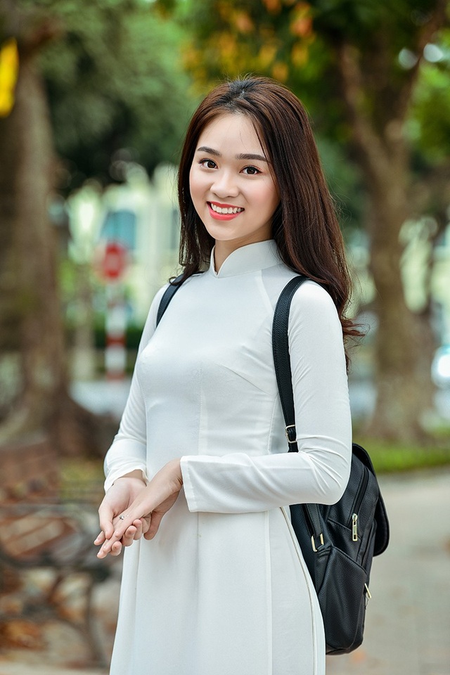 Nữ sinh 17 tuổi đẹp rạng ngời bên hoa loa kèn - 14 Nữ sinh 17 tuổi đẹp rạng ngời bên hoa loa kèn - 14