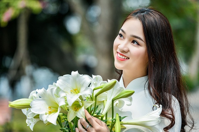 Nữ sinh 17 tuổi đẹp rạng ngời bên hoa loa kèn - 13 Nữ sinh 17 tuổi đẹp rạng ngời bên hoa loa kèn - 13