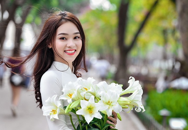 Nữ sinh 17 tuổi đẹp rạng ngời bên hoa loa kèn - 11 Nữ sinh 17 tuổi đẹp rạng ngời bên hoa loa kèn - 11
