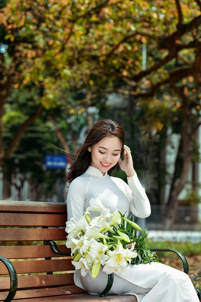 Nữ sinh 17 tuổi đẹp rạng ngời bên hoa loa kèn - 5 Nữ sinh 17 tuổi đẹp rạng ngời bên hoa loa kèn - 5