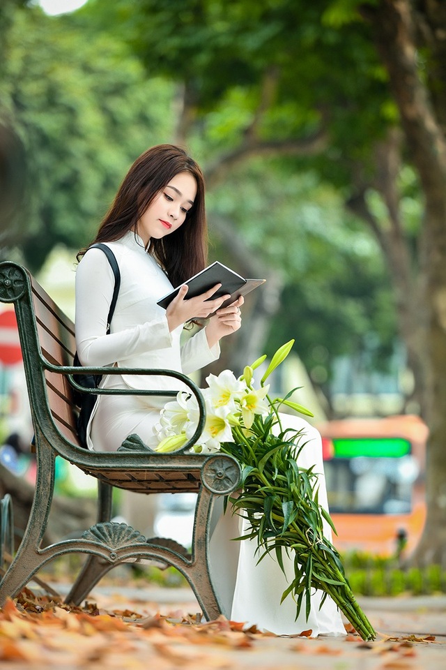 Nữ sinh 17 tuổi đẹp rạng ngời bên hoa loa kèn - 2 Ngọc Anh là một nữ sinh năng động, yêu thích chụp ảnh.