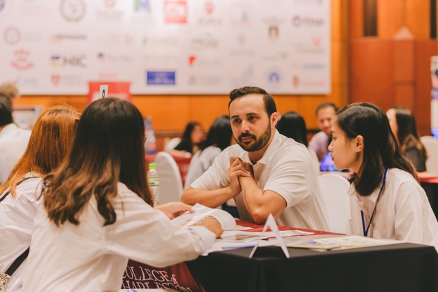 Hội thảo: Kĩ năng IELTS speaking - Mẹo, thủ thuật và tiêu chí chấm điểm của giám khảo - 3 Hội thảo: Kĩ năng IELTS speaking - Mẹo, thủ thuật và tiêu chí chấm điểm của giám khảo - 3