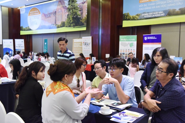 Hội thảo: “Đổi mới về chính sách du học Canada - không chứng minh tài chính” - 2 Hình ảnh những phụ huynh - học sinh nhận tư vấn trực tiếp từ đại diện các trường đại học