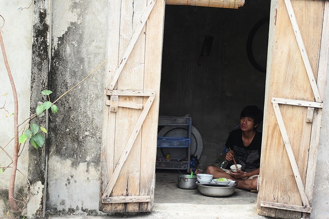 Nhói lòng tiếng kêu cứu khắc khoải của chàng trai suy thận - 3 Bữa cơm của Quân hiện tại chỉ có rau luộc và cơm trắng.