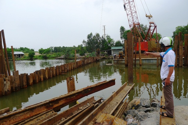 Dân bức xúc thúc cán bộ "đừng hứa nữa, mau cứu lúa, cứu dân!" - 1
Anh Trần Văn Tuấn và nhiều người dân cho rằng, nguyên nhân nước mặn tràn vào nội đồng như hiện nay là do chính quyền chậm đóng đập kênh 6