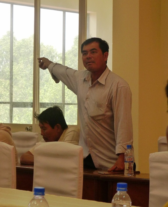 Dân bức xúc thúc cán bộ "đừng hứa nữa, mau cứu lúa, cứu dân!" - 2
Ông Đỗ Ngọc Thanh bức xúc trước sự thất hứa của lãnh đạo huyện Kiên Lương trong việc triển khai đóng đập kênh 6 dẫn đến nước mặn tràn vào các kênh rạch hai xã Kiên Bình và Hòa Điền như hiện nay