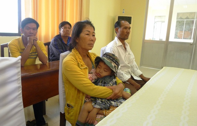 Dân bức xúc thúc cán bộ "đừng hứa nữa, mau cứu lúa, cứu dân!" - 3 Bà Nguyễn Thị Thủy - ấp Kiên Thanh, xã Kiên Bình và hàng trăm hộ dân khác vô cùng sốt ruột khi lúa sắp chết vì bị nước mặn bao vây
