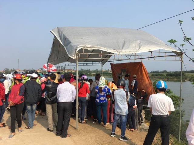 Đưa con rắn được đồn thổi là rắn “thần” ra khỏi mộ người ăn xin - 2
Hiện tại lực lượng chức năng cũng tháo dỡ rạp tại ngôi mộ