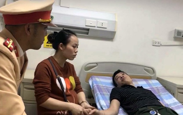 CSGT Hà Nội kịp thời cứu giúp tài xế co giật vì bệnh hiếm gặp - 1 Đại úy Phạm Văn Luyến thăm hỏi, động viên tài xế Nguyễn Hồng Vĩnh tại bệnh viện.