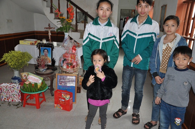 Thương 5 chị em mồ côi rau cháo nuôi nhau - 1 5 chị em cô bé Hoài bên tấm di ảnh của mẹ.