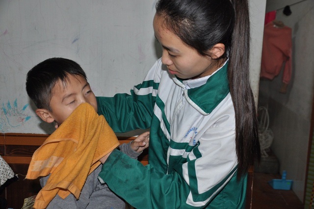 Thương 5 chị em mồ côi rau cháo nuôi nhau - 5 Từ ngày mẹ mất, các công việc trong gia đình Hoài đều làm hết.