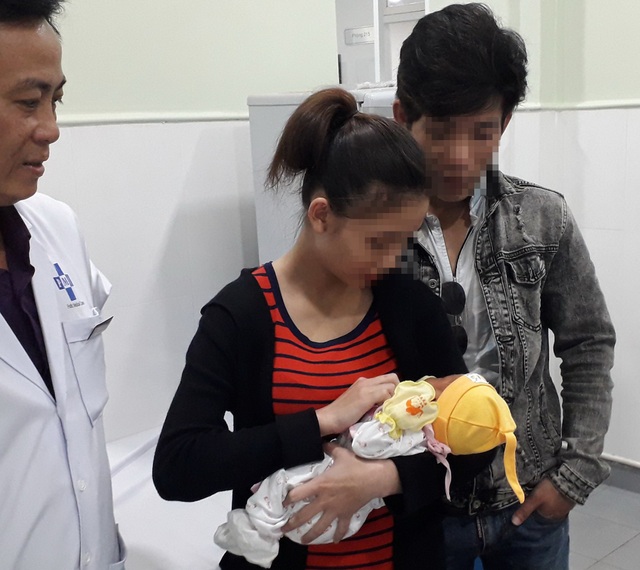 Người mẹ trẻ nhận lại con sau 10 ngày bỏ rơi - 1
Người mẹ trẻ đến xin nhận lại con sau hơn 10 ngày bỏ rơi