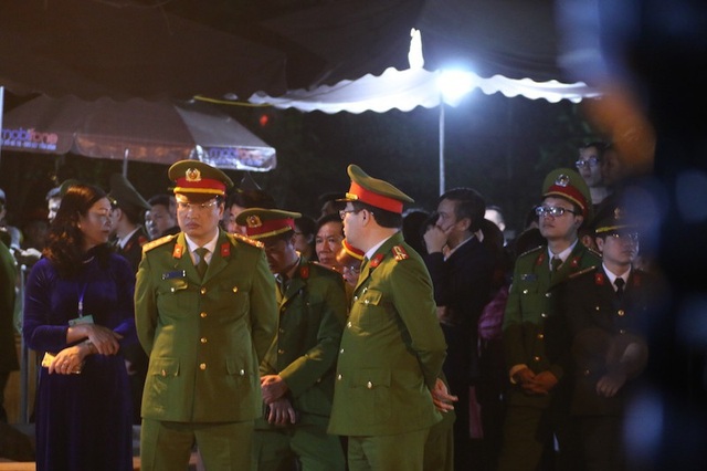 Sau lễ Khai ấn, đại biểu ùa vào đền Thiên Trường “xin lộc” - 10
Lực lượng an ninh và Ban tổ chức kễ hội đền Trần khá căng thẳng trước giờ Khai ấn. Tất cả lực lượng an ninh đều trực 100% quân số, sẵn sàng phương án để đảm bảo an toàn cho lễ Khai ấn đền Trần 2018
